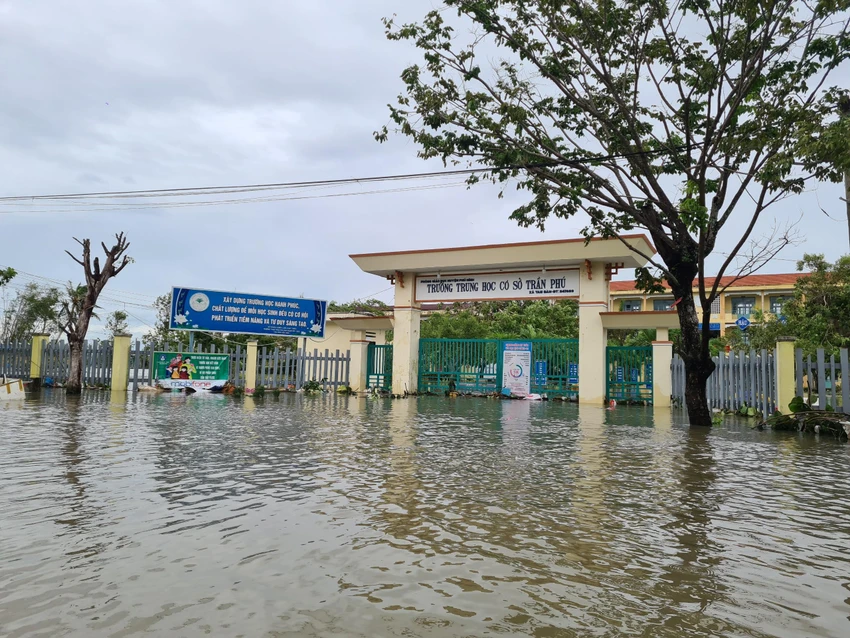 Nước ngập Trường THCS Trần Phú. Ảnh: THANH NHẬT Nước ngập Trường THCS Trần Phú. Ảnh: THANH NHẬT