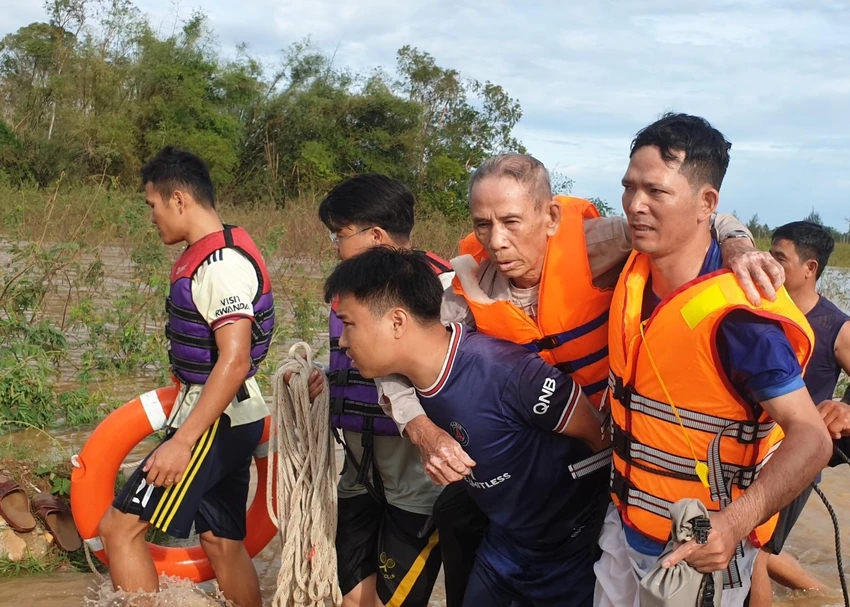 Cảnh sát cứu nạn, đưa ông Năm vào bờ an toàn. Ảnh: CA