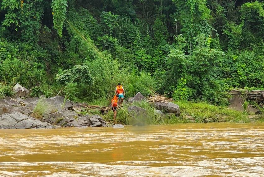 Thi thể thanh niên bị lũ cuốn được tìm thấy cách vị trí gặp nạn khoảng 15 km. Thi thể thanh niên bị lũ cuốn được tìm thấy cách vị trí gặp nạn khoảng 15 km.