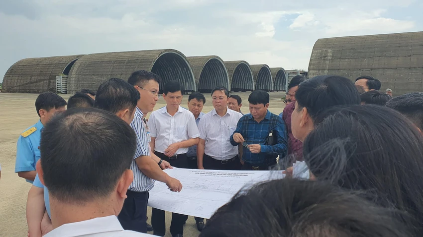 Đoàn công tác khảo sát tại Sân bay Chu Lai. Đoàn công tác khảo sát tại Sân bay Chu Lai.