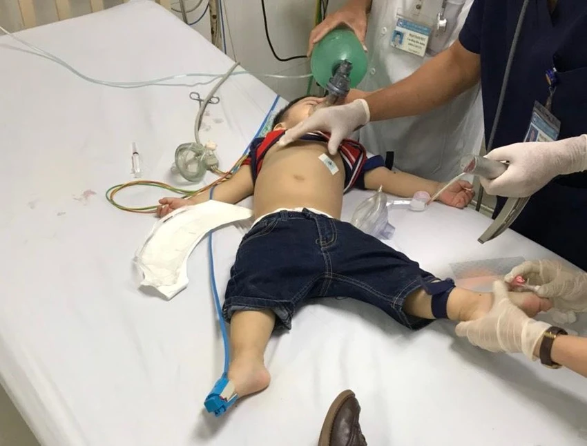 Các bác sĩ Khoa Cấp cứu Bệnh viện đa khoa tỉnh Quảng Nam cứu bé trai bị hóc thạch rau câu, nhập viện trong tình trạng ngưng thở, ngưng tim. Ảnh: BV Các bác sĩ Khoa Cấp cứu Bệnh viện đa khoa tỉnh Quảng Nam cứu bé trai bị hóc thạch rau câu, nhập viện trong tình trạng ngưng thở, ngưng tim. Ảnh: BV