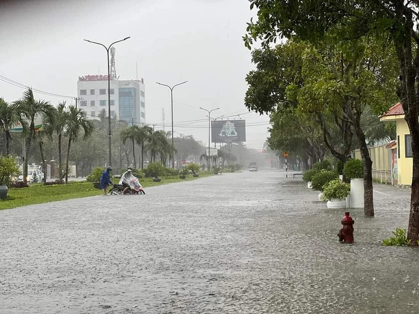 Nhiều đoạn trên đường Hùng Vương ngập sâu, xe cộ qua lại chết máy. Ảnh: FB Nhiều đoạn trên đường Hùng Vương ngập sâu, xe cộ qua lại chết máy. Ảnh: FB