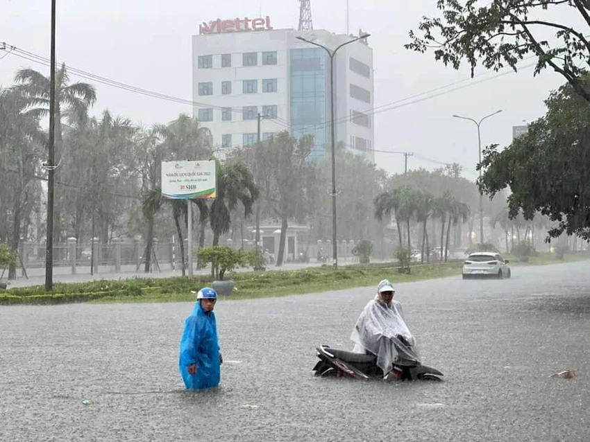 Người dân dắt xe máy trong biển nước . Ảnh: FB Người dân dắt xe máy trong biển nước . Ảnh: FB