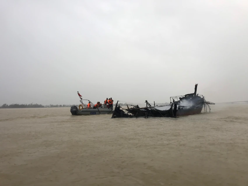 Một tàu gỗ bị cháy rụi.