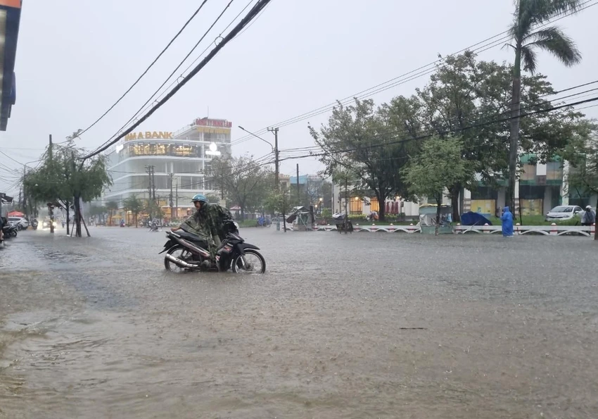 Chiều 10-10, ghi nhận của PLO, tại TP Tam Kỳ (Quảng Nam), mưa lớn kéo dài khiến nhiều tuyến đường nội thành TP Tam Kỳ ngập sâu từ 40-60 cm. Ảnh: TN Chiều 10-10, ghi nhận của PLO, tại TP Tam Kỳ (Quảng Nam), mưa lớn kéo dài khiến nhiều tuyến đường nội thành TP Tam Kỳ ngập sâu từ 40-60 cm. Ảnh: TN