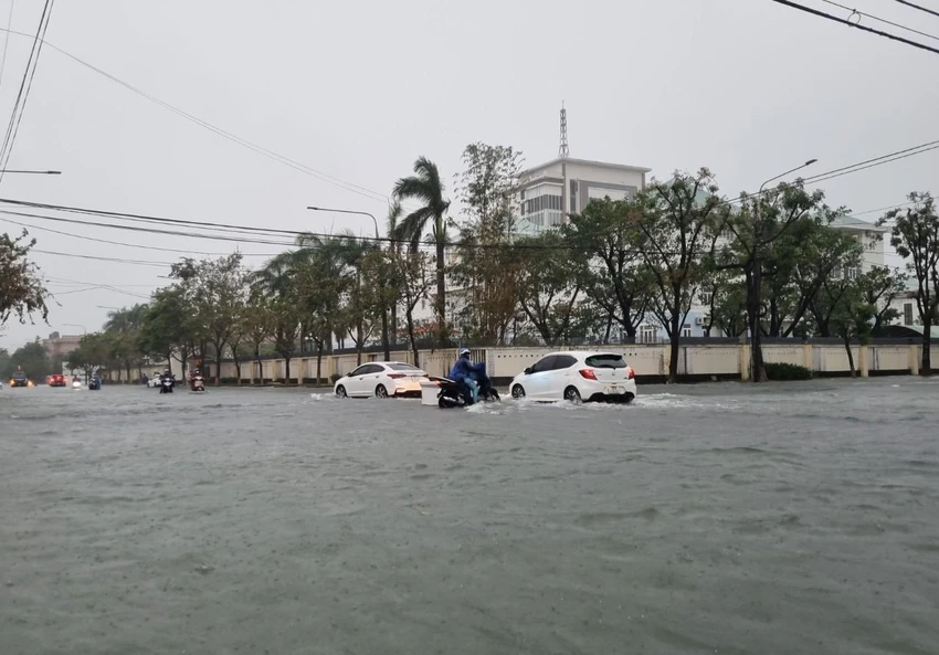 Ô tô, xe máy di chuyển trên đường Nguyễn Chí Thanh phải rẽ đi các đường Trần Quý Cáp, Trần Phú, Trưng Nữ Vương... tránh đoạn ngập. Ảnh: TN Ô tô, xe máy di chuyển trên đường Nguyễn Chí Thanh phải rẽ đi các đường Trần Quý Cáp, Trần Phú, Trưng Nữ Vương... tránh đoạn ngập. Ảnh: TN