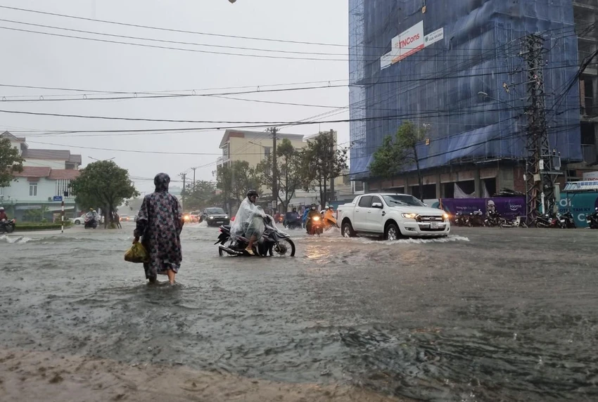 Đường Nguyễn Du ngập sâu không thể di chuyển. Ảnh: TN Đường Nguyễn Du ngập sâu không thể di chuyển. Ảnh: TN