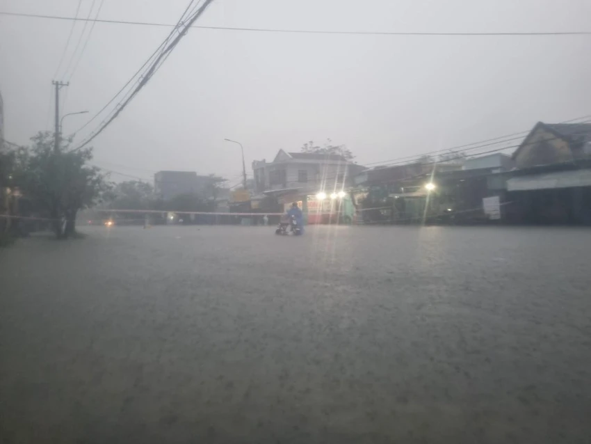 Lúc 17 giờ, tuyến đường Tôn Đức Thắng người dân không thể di chuyển vì nước đã ngập rất sâu. Ảnh: TN Lúc 17 giờ, tuyến đường Tôn Đức Thắng người dân không thể di chuyển vì nước đã ngập rất sâu. Ảnh: TN