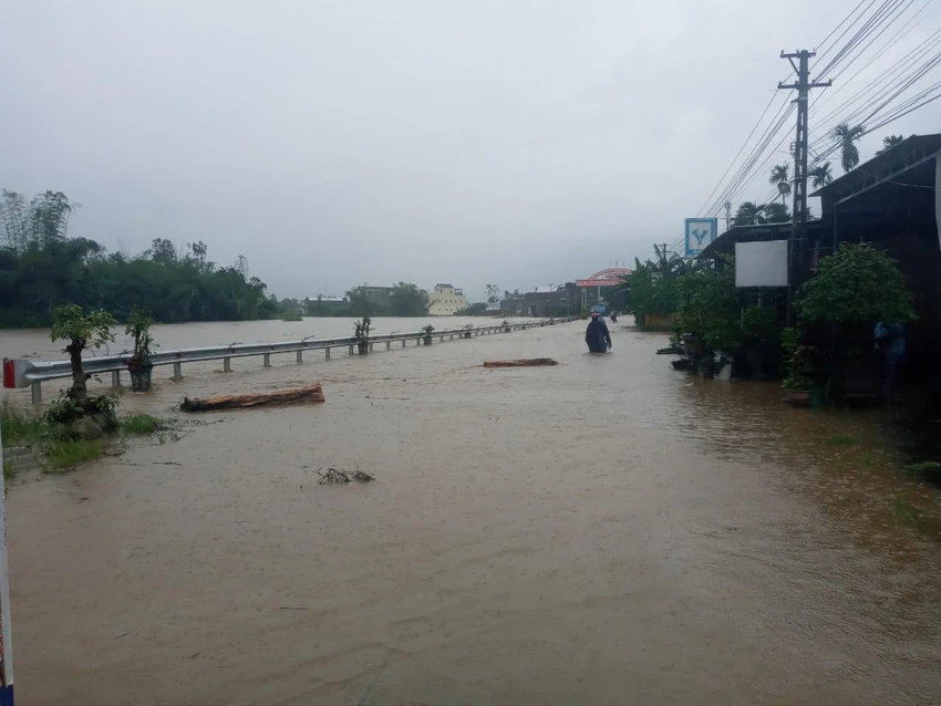 Mưa lớn, nước dâng cao gây ngập một số tuyến đường ở huyện Nghĩa Hành và thị xã Đức Phổ. Mưa lớn, nước dâng cao gây ngập một số tuyến đường ở huyện Nghĩa Hành và thị xã Đức Phổ.