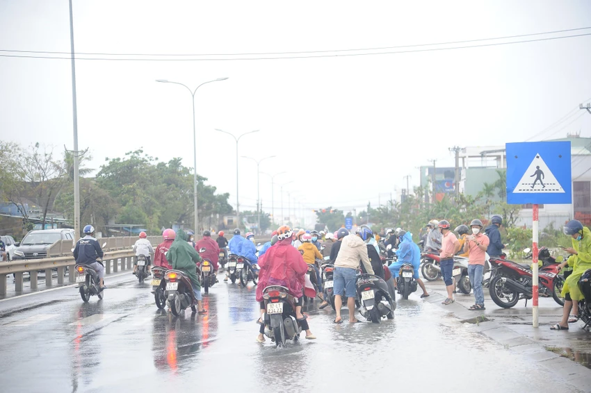 Xe cộ quay đầu, tìm đường khác để di chuyển. Xe cộ quay đầu, tìm đường khác để di chuyển.
