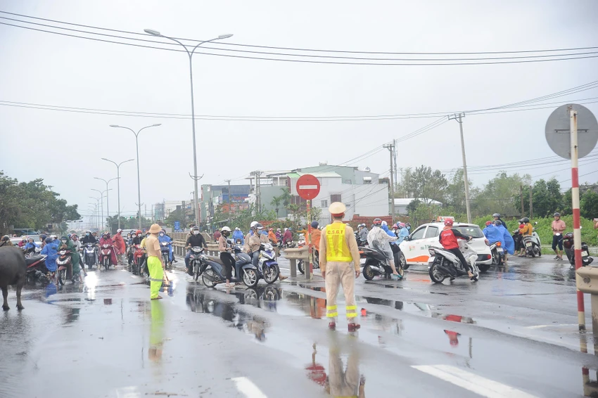 CSGT túc trực hai đầu đoạn đường ngập, yêu cầu phương tiện quay đầu. CSGT túc trực hai đầu đoạn đường ngập, yêu cầu phương tiện quay đầu.