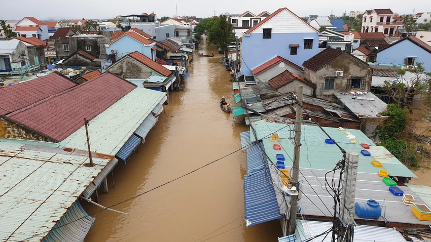 Hàng trăm ngôi nhà hai bên đường dẫn vào làng gốm Thanh Hà chìm trong biển nước. Hàng trăm ngôi nhà hai bên đường dẫn vào làng gốm Thanh Hà chìm trong biển nước.