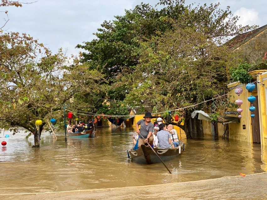 Nhóm du khách di chuyển từ khu thấp trũng An Hội (bên kia sông Hoài) sang trung tâm TP tránh lụt. Nhóm du khách di chuyển từ khu thấp trũng An Hội (bên kia sông Hoài) sang trung tâm TP tránh lụt.