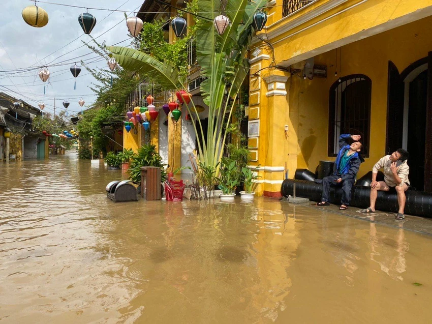Đường Nguyễn Thái Học ngập sâu hơn 1m từ 21 giờ ngày 10-10. Đường Nguyễn Thái Học ngập sâu hơn 1m từ 21 giờ ngày 10-10.
