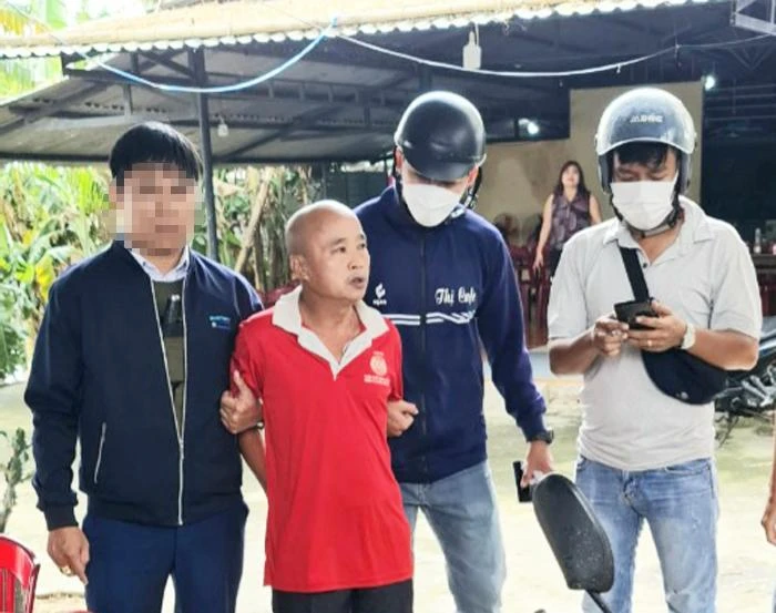 Công an phường Điện Ngọc bắt nghi phạm. Ảnh: PTH Công an phường Điện Ngọc bắt nghi phạm. Ảnh: PTH