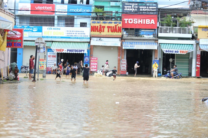 Khu vực ngã ba thị trấn Ái Nghĩa (huyện Đại Lộc) ngập sâu, giao thông có lúc bị chia cắt. Ảnh: TN