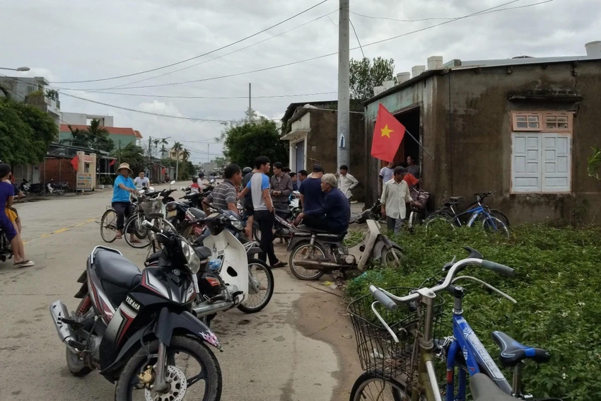 Cháu bé 2 tuổi bị ngã xuống vùng ngập nước. Ảnh: TN