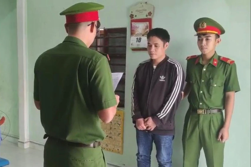 Công an huyện Thăng Bình thực hiện lệnh bắt tạm giam đối với Ngô Quốc Việt. Ảnh: TN Công an huyện Thăng Bình thực hiện lệnh bắt tạm giam đối với Ngô Quốc Việt. Ảnh: TN