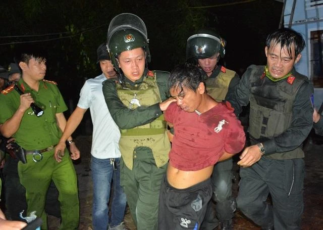 Sau khi gây án, nghi can cầm rựa vào nhà cố thủ, đến tối cùng ngày thì bị cảnh sát bắt. Ảnh: CA Sau khi gây án, nghi can cầm rựa vào nhà cố thủ, đến tối cùng ngày thì bị cảnh sát bắt. Ảnh: CA