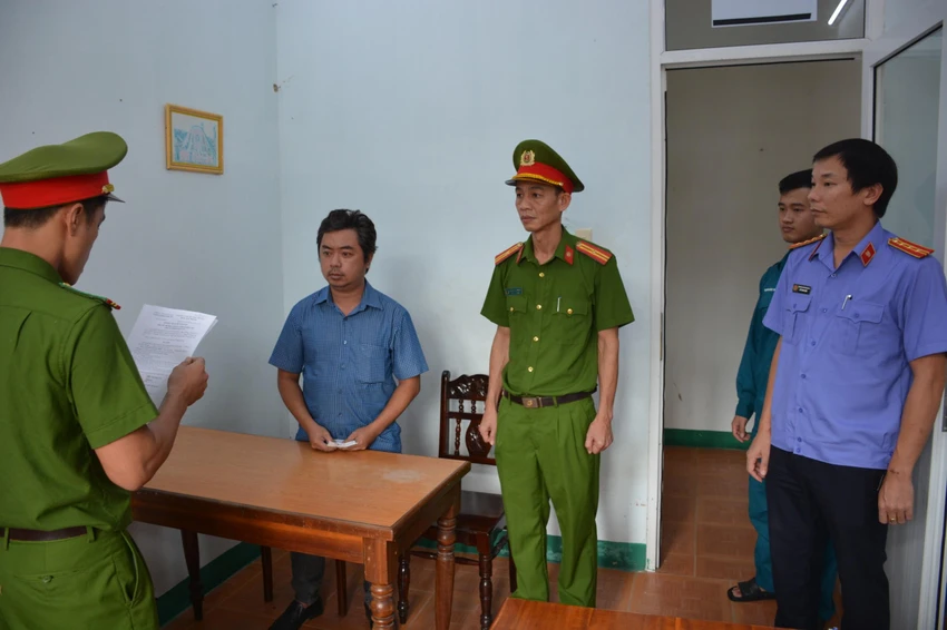 Nguyễn Hoàng Minh bị bắt để điều tra về hành vi lừa đảo chiếm đoạt tài sản. Ảnh: CA