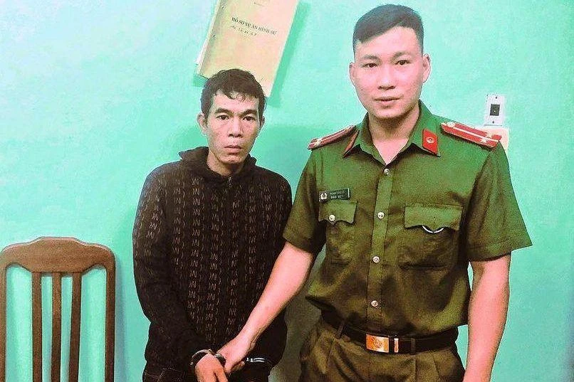 Công an huyện Phước Sơn bắt giữ Trà khi đang lẩn trốn trong bãi vàng. Ảnh: CA