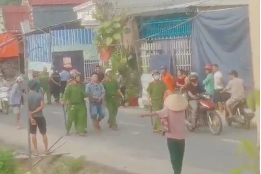 Công an huyện Bắc Trà My đang tạm giữ nghi phạm (bị công an dẫn). Ảnh: TN