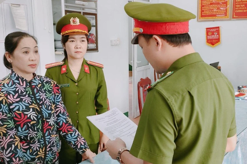 Bị can Nguyễn Thị Kim Phượng bị bắt để điều tra về hành vi lừa đảo chiếm đoạt tài sản. Ảnh: CA
