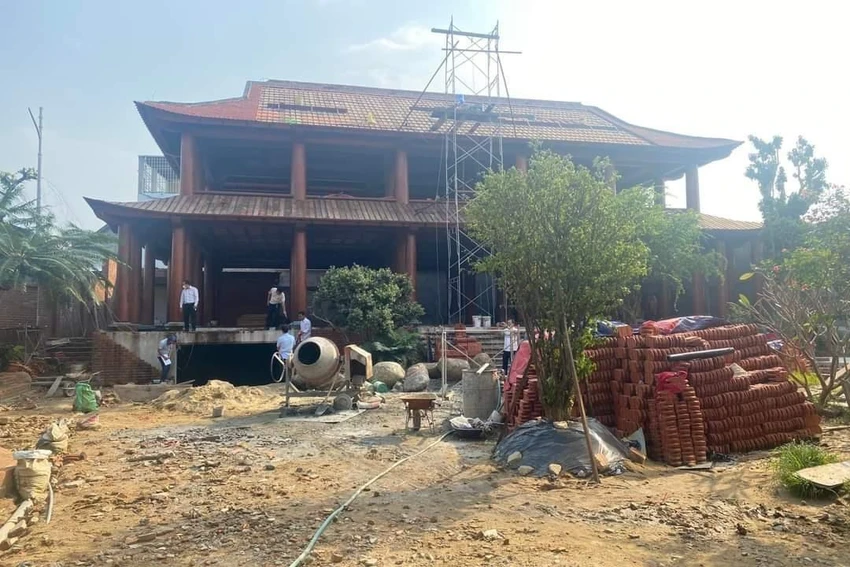 Hạng mục xây trên phần đất lúa, buộc phải tháo dỡ. Ảnh: TTN Hạng mục xây trên phần đất lúa, buộc phải tháo dỡ. Ảnh: TTN