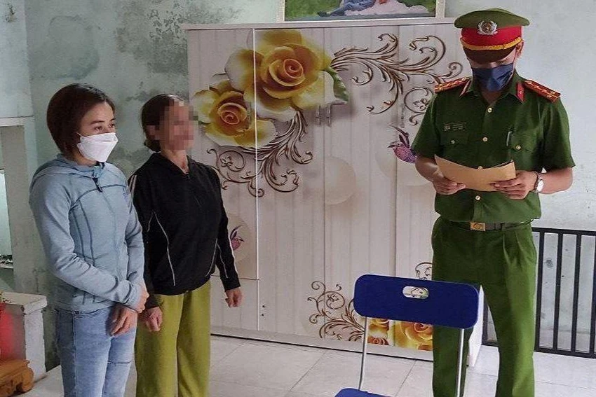 Nguyễn Thị Thu Tâm thuê người làm giả sổ đỏ để đem đi vay tiền, chiếm đoạt 400 triệu đồng. Ảnh: CA Nguyễn Thị Thu Tâm thuê người làm giả sổ đỏ để đem đi vay tiền, chiếm đoạt 400 triệu đồng. Ảnh: CA