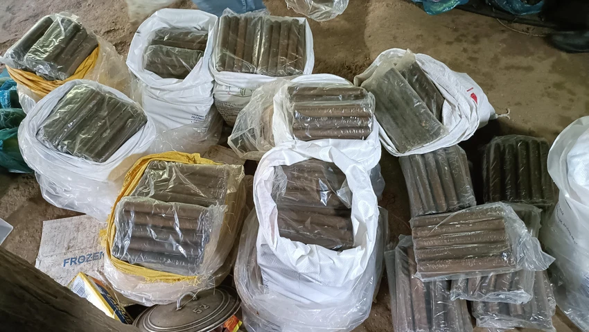 Công an thu giữ gần 1 tấn thuốc nổ, gần 8.000 kíp điện. Ảnh: CA Công an thu giữ gần 1 tấn thuốc nổ, gần 8.000 kíp điện. Ảnh: CA