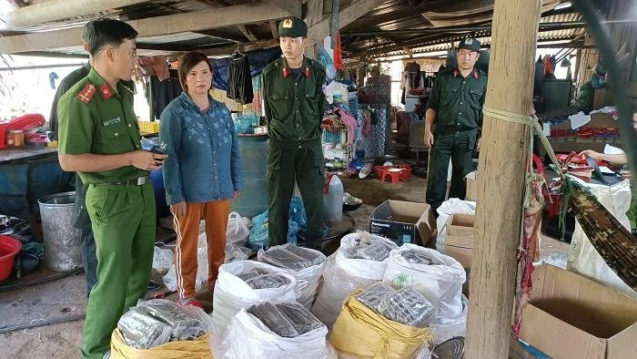 Công an khám xét nơi ở của Ngô Thị Phượng. Ảnh: CA Công an khám xét nơi ở của Ngô Thị Phượng. Ảnh: CA