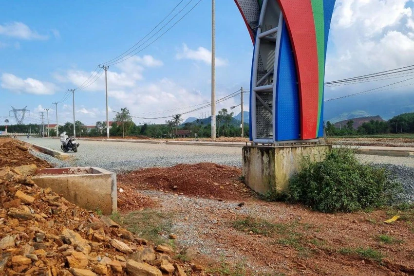 Đơn vị thi công sẽ phải tháo dỡ, dời hai trụ móng cho khớp với con đường mới. Ảnh: TN Đơn vị thi công sẽ phải tháo dỡ, dời hai trụ móng cho khớp với con đường mới. Ảnh: TN