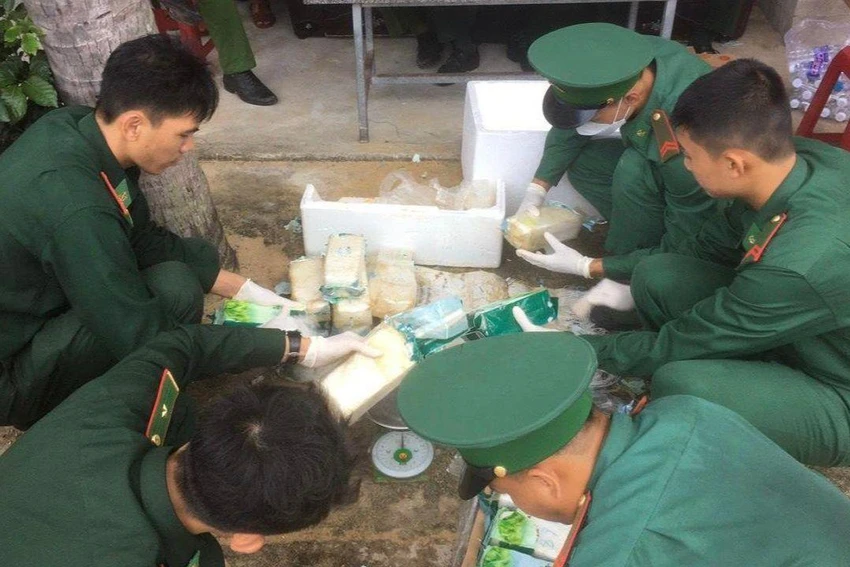 Đồn Biên phòng Sa Huỳnh thu giữ 20 gói nghi ma túy trôi dạt vào bờ biển Quảng Ngãi. Đồn Biên phòng Sa Huỳnh thu giữ 20 gói nghi ma túy trôi dạt vào bờ biển Quảng Ngãi.