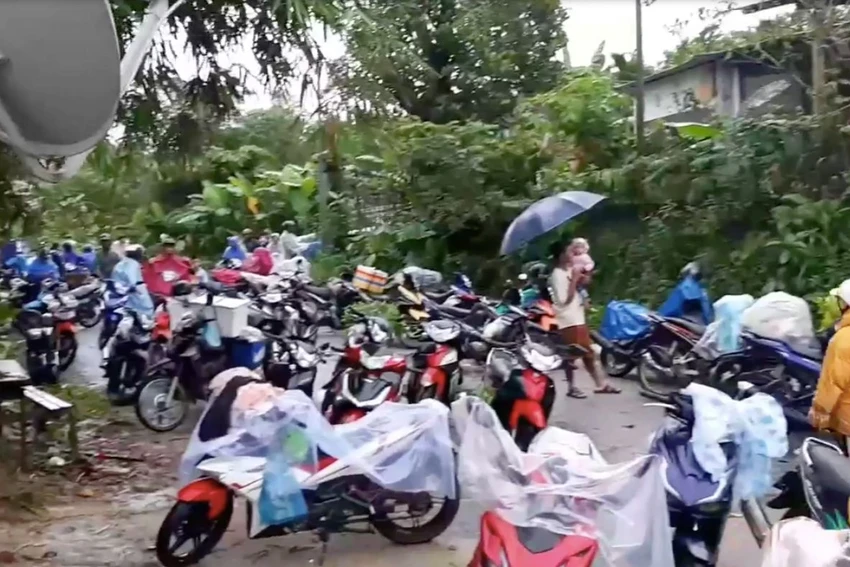 Phương tiện của người dân tại khu vực nước ngập sâu. Ảnh: TN
