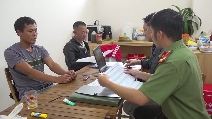 Công an làm việc với những người tham gia đánh bạc. Ảnh: CA Công an làm việc với những người tham gia đánh bạc. Ảnh: CA