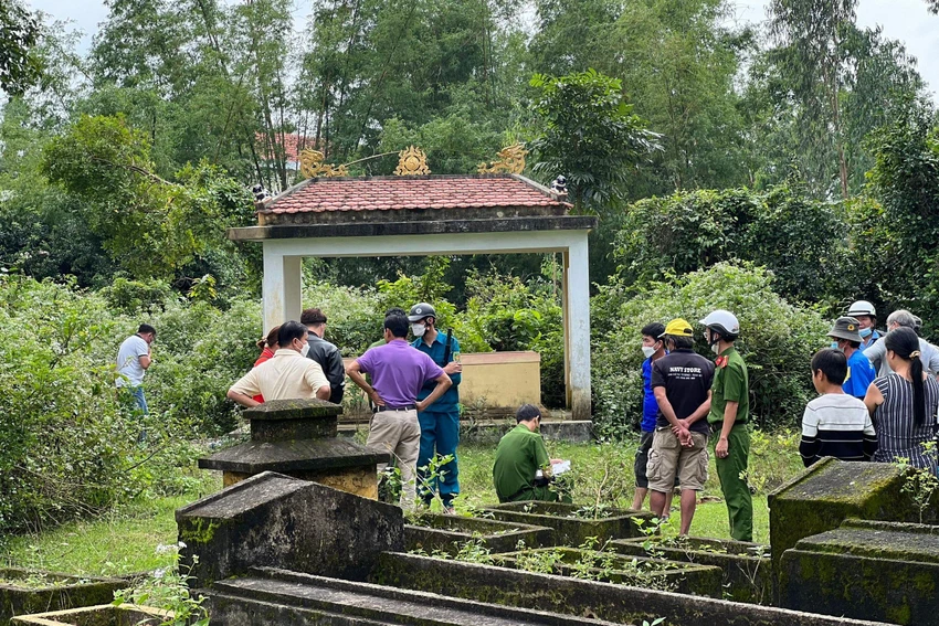Khu vực phát hiện thi thể có nhiều mồ mả, vắng người qua lại. Ảnh: TN Khu vực phát hiện thi thể có nhiều mồ mả, vắng người qua lại. Ảnh: TN