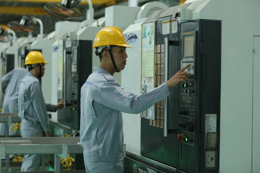 Công nhân làm việc tại Trung tâm cơ khí. Ảnh: TN Công nhân làm việc tại Trung tâm cơ khí. Ảnh: TN