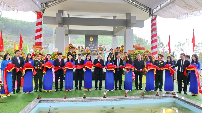 Chủ tịch nước Nguyễn Xuân Phúc cùng lãnh đạo tỉnh Quảng Nam, TP Đà Nẵng, Quân khu 5 cắt băng khánh thành Khu tưởng niệm Hòn Tàu - Đèo Le. Ảnh: TN Chủ tịch nước Nguyễn Xuân Phúc cùng lãnh đạo tỉnh Quảng Nam, TP Đà Nẵng, Quân khu 5 cắt băng khánh thành Khu tưởng niệm Hòn Tàu - Đèo Le. Ảnh: TN