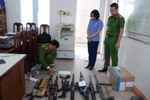 Công an phát hiện bảy khẩu súng, 1.015 viên đạn trong nhà Lê Hồng Thái. Ảnh: CA Công an phát hiện bảy khẩu súng, 1.015 viên đạn trong nhà Lê Hồng Thái. Ảnh: CA