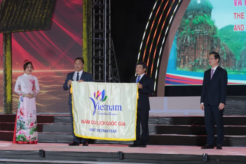 Lãnh đạo tỉnh Quảng Nam trao cờ cho lãnh đạo tỉnh Bình Thuận - nơi đăng cai Năm du lịch Quốc gia 2023. Ảnh: TN Lãnh đạo tỉnh Quảng Nam trao cờ cho lãnh đạo tỉnh Bình Thuận - nơi đăng cai Năm du lịch Quốc gia 2023. Ảnh: TN