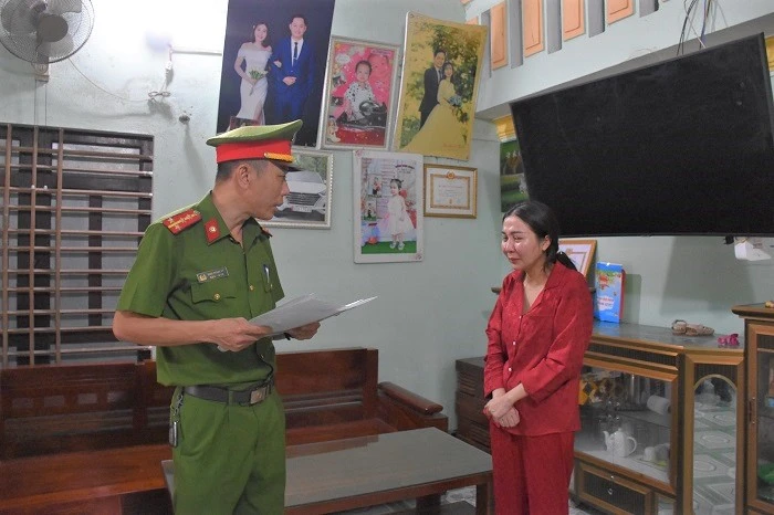 Công an thực hiện lệnh bắt tạm giam đối với Thi Thị Thu Ái. Ảnh: CA Công an thực hiện lệnh bắt tạm giam đối với Thi Thị Thu Ái. Ảnh: CA
