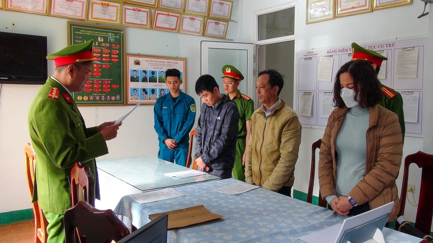 Các bị can trong vụ đưa, nhận hối lộ xảy ra tại Phòng Giáo dục và Đào tạo huyện Tây Giang, Quảng Nam. Ảnh: CA