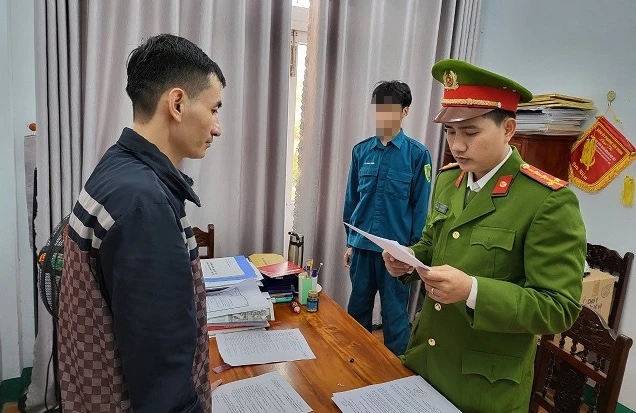 Cơ quan CSĐT tống đạt các quyết định đối với Nguyễn Ngọc Châu. Ảnh: CA Cơ quan CSĐT tống đạt các quyết định đối với Nguyễn Ngọc Châu. Ảnh: CA