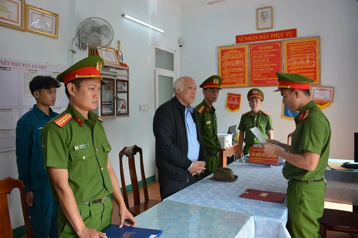 Cảnh sát thực hiện lệnh bắt tạm giam đối với Xa Văn Công. Ảnh: CA Cảnh sát thực hiện lệnh bắt tạm giam đối với Xa Văn Công. Ảnh: CA