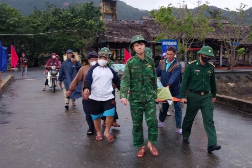 Đồn Biên phòng Cù Lao Chàm phối hợp đưa người dân bị tai biến vào bờ cấp cứu. Ảnh: BĐ