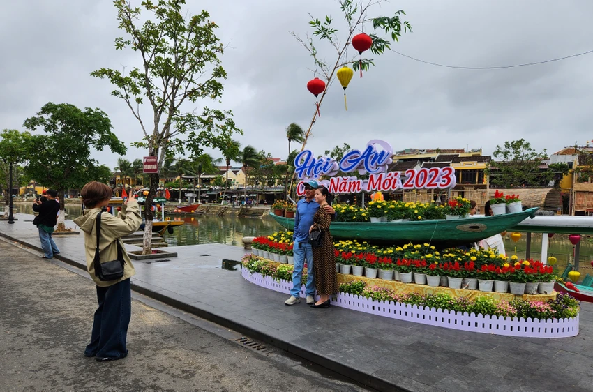 Du khách đến tham quan, chụp hình kỷ niệm tại TP Hội An. Ảnh: TN Du khách đến tham quan, chụp hình kỷ niệm tại TP Hội An. Ảnh: TN