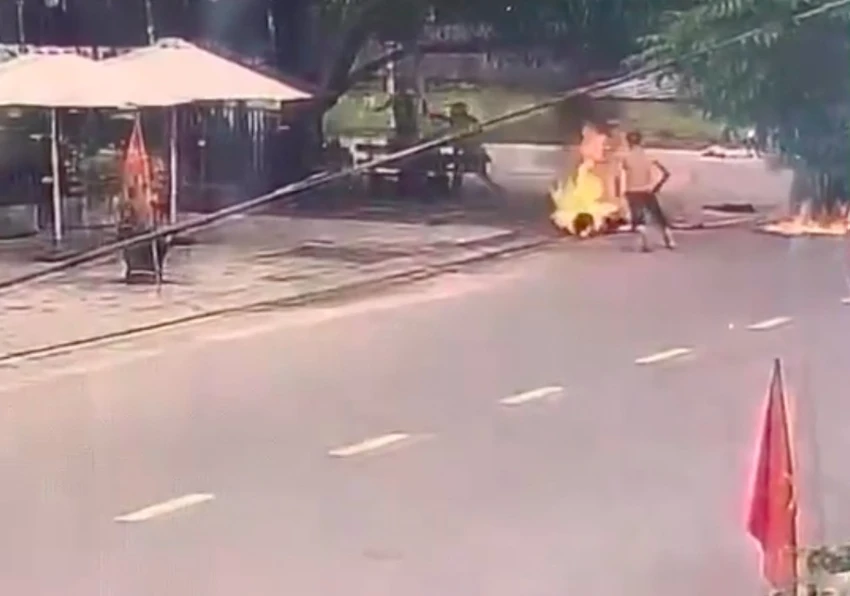 Ngọn lửa bùng cháy, nạn nhân nằm ngay xuống đường. Ảnh cắt từ clip Ngọn lửa bùng cháy, nạn nhân nằm ngay xuống đường. Ảnh cắt từ clip