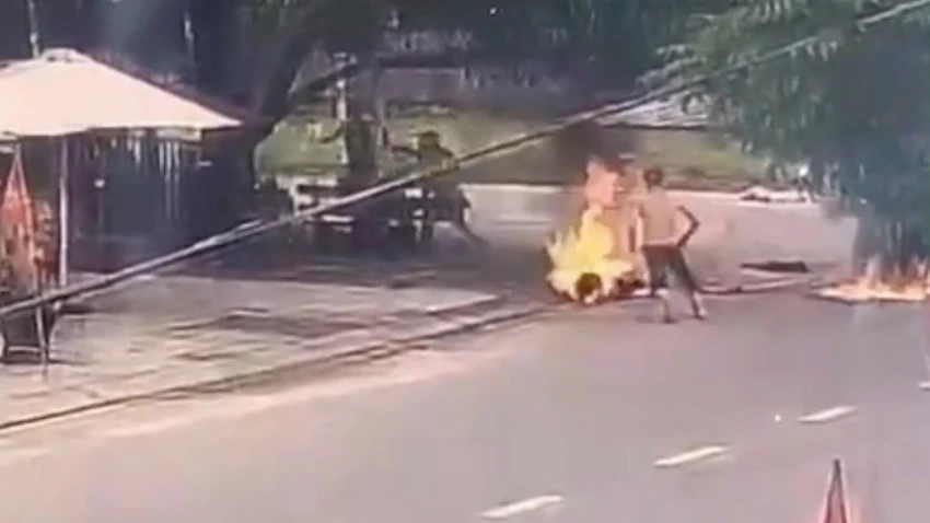 Ngọn lửa bùng phát dữ dội trên người nạn nhân sau khi bị tưới xăng đốt. Ảnh cắt từ clip. Ngọn lửa bùng phát dữ dội trên người nạn nhân sau khi bị tưới xăng đốt. Ảnh cắt từ clip.
