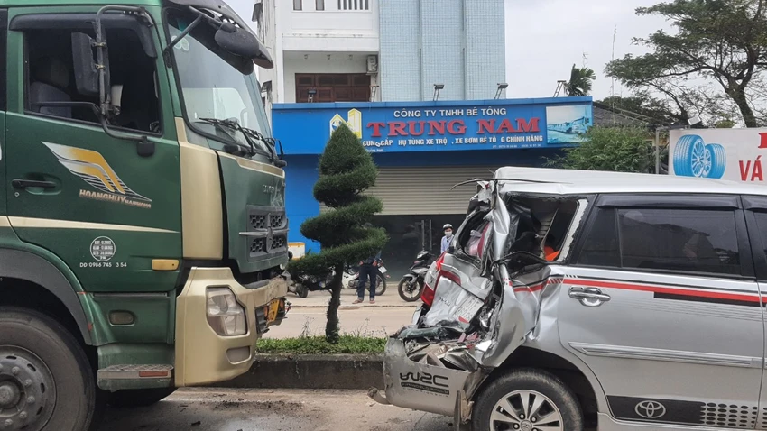 Sau cú húc mạnh, phần đuôi ô tô 7 chỗ bị biến dạng. Sau cú húc mạnh, phần đuôi ô tô 7 chỗ bị biến dạng.