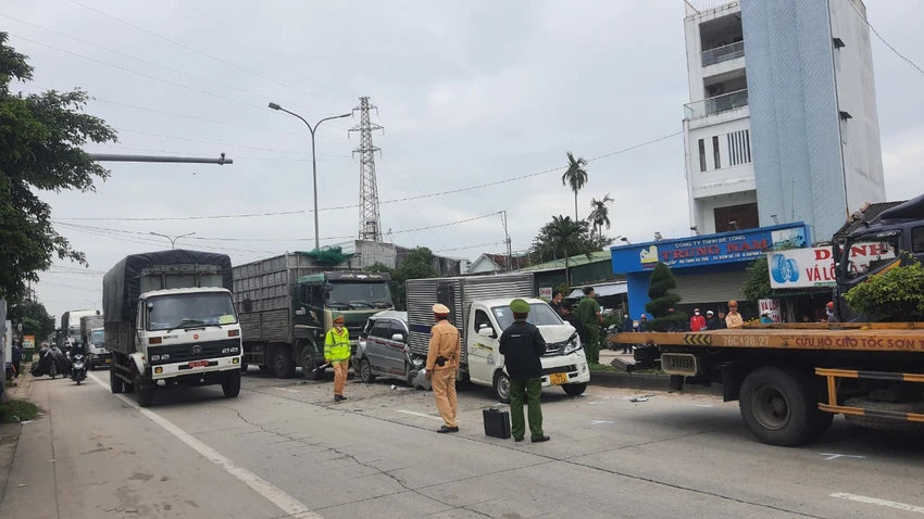 Sau khi xảy ra tai nạn, các phương tiện lưu thông ở làn đường bên trong. Sau khi xảy ra tai nạn, các phương tiện lưu thông ở làn đường bên trong.